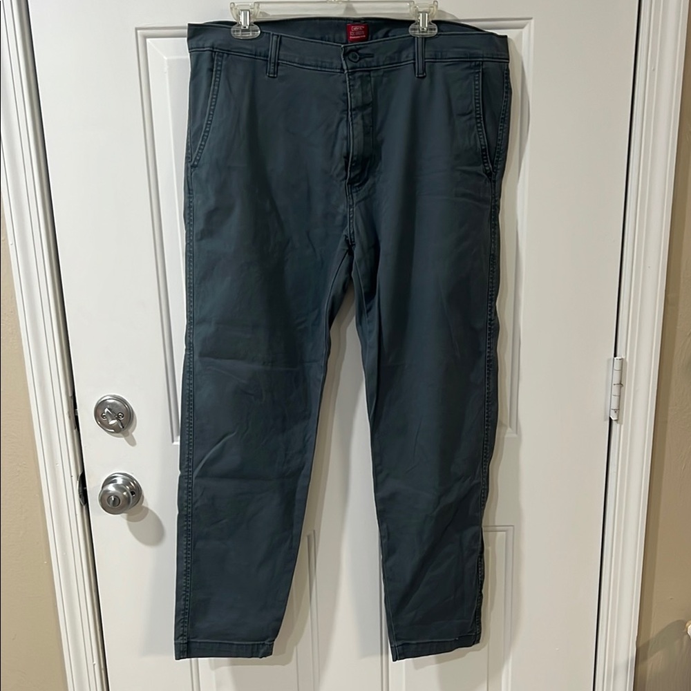 Levi's Gray Chinos Versatile Everyday Wear